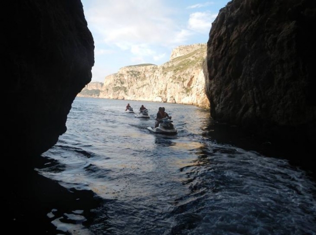  进入水生洞穴内部 